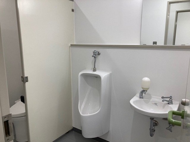 新横浜ウエストビル8階　男子トイレ